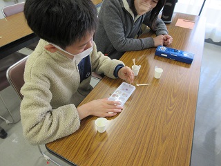 つぶつぶに色を付ける様子