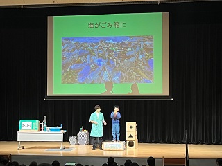 参加者から選ばれた子どもと実験をする様子