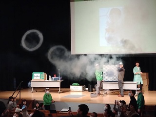 空気砲の実験の様子