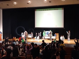 参加した子どもたちが空気砲を体験する様子