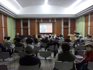 令和8年3月22日、森の図書館で、森の図書館劇場　スクリーンで見る「お終活　熟春！人生百年時代の過ごし方」が開催されました。