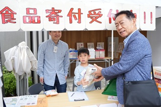 市長が食品を持ち込んでいる様子