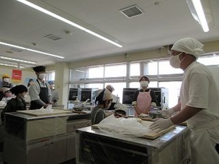 最後に、うどんを切るための機械を使用して「切り」の工程を行いました。