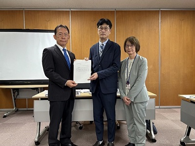 市長から会長へ諮問書を手渡し