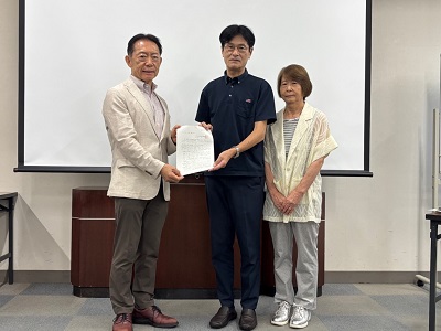 会長・職務代理者から市長へ答申書を手渡し