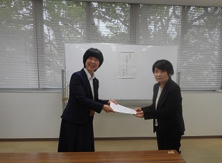委嘱状を交付している様子