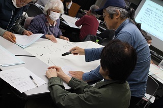 外国人の方が机を囲んで話している様子の写真