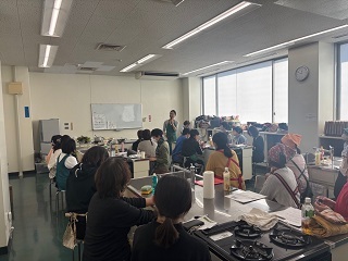 調理室に集まって韓国料理についての講座を聞いている様子