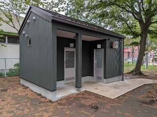 改修されたトイレを斜め前方から撮影した写真