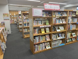 蔵書が追加された図書室内観の写真