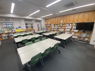 購入した備品が配置された図書館内観の写真