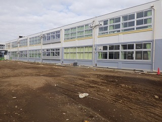改修された小学校外観の写真