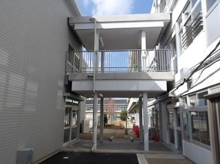 増築された校舎への渡り廊下の写真