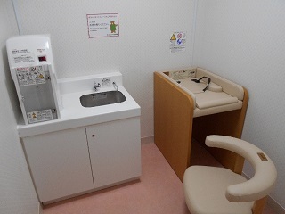 給湯器やおむつ台が設置された赤ちゃんほっとスペースの写真