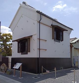 秋元家住宅土蔵全景