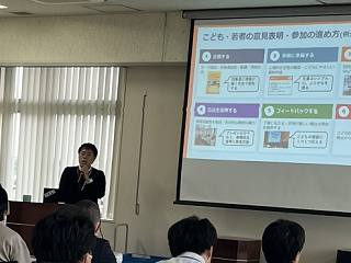 鷲尾室長が話す様子