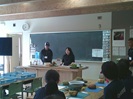 陶芸家の田口さんが参加者の前でお話をしている。