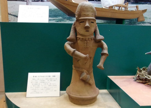 森の図書館 ギャラリーガラスケース展示 東深井古墳群から出土した埴輪(はにわ)