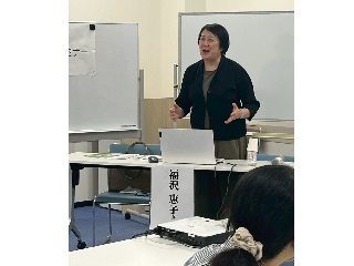 参加者へエールを送る講師の福沢恵子さん