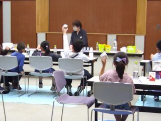令和8年6月7日、森の図書館で子ども創作教室「瓶のなかに宇宙が広がる ギャラクシーボトルをつくろう」が開催されました。