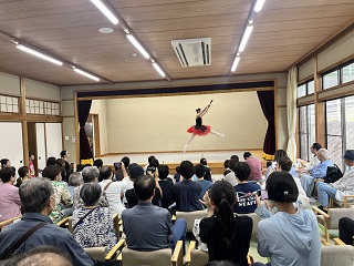 来場者がバレエにくぎ付けになっている様子