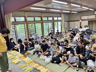 ビンゴゲームが盛り上がっている様子