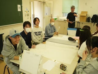 卓球療法を体験する学生たち