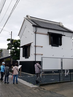 和8年6月20日と28日に、流山おおたかの森観光情報センター主催の「流山をA・RU・KU 秋元家住宅土蔵の内部を探る」ツアーを開催しました。