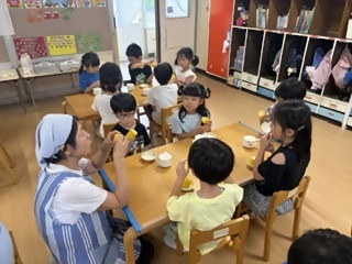 公立保育所で流山産とうもろこしを提供