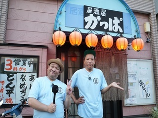 取材したお店の前のナイツ塙さんとコンパス西本さんの写真
