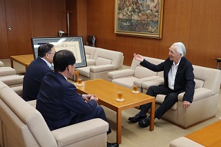 議長副市長との歓談の写真