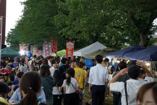 家族連れでにぎわう縁日の様子