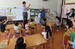 「手話とふれあう会」の講師の方を紹介しているところ。
