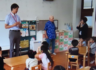 「手話とふれあう会」の講師の方を紹介しているところ。