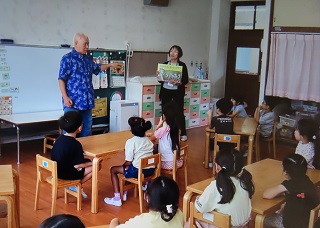 「おおかみと7匹の子ヤギ」のお話を見ているところ。
