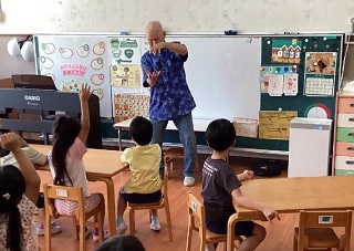 何を表現している手話か当てるクイズをしているところ。