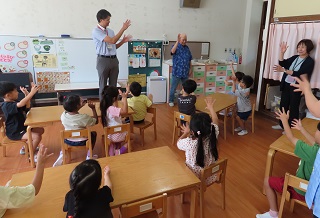 講師の方に手話でお礼をしているところ。