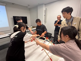 班に分かれて研究員とダヴィンチ橋を作る体験