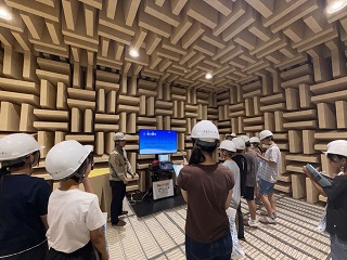 音響実験棟にて