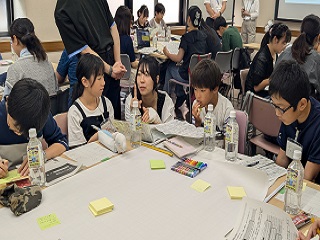 こどもたちが話し合う様子