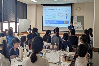 こどもたちが説明を聞く様子