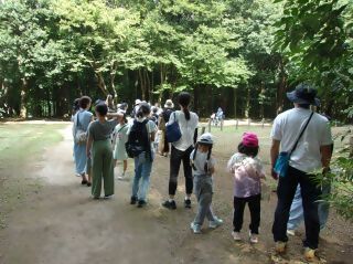 令和8年8月20日「ハニワの日」に森の図書館で「夏休み古墳探検 東深井古墳群を探検しよう」が開催されました。