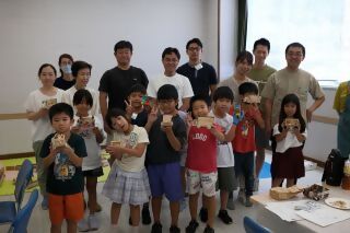 最後に、みんなが作った、キッチンカーとトゥクトゥクを見せ合って記念写真を撮りました。
