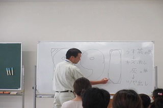 令和8年8月26日(水曜日)および27日(木曜日)、中央公民館で公民館講座(夏)「まが玉づくり教室」が開催されました。