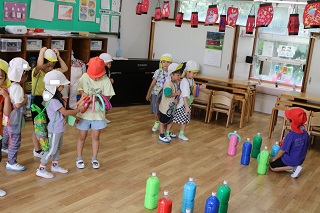 子ども達が輪投げをしている