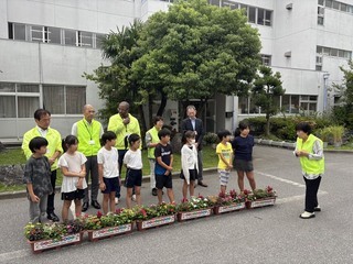 鰭ケ崎小学校「人権の花運動」の様子