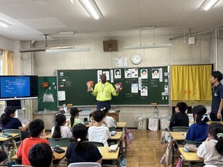 鰭ケ崎小学校「人権教室」での啓発用物品プレゼントを紹介している様子