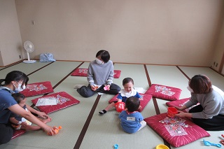 お子さん達も、和室の広いお部屋でそれぞれがのびのびと過ごし、楽しく参加されていました。