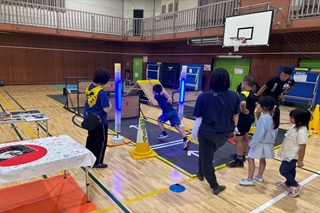 デフスポーツを体験する様子