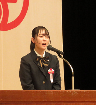 発表をする平山優奈さん